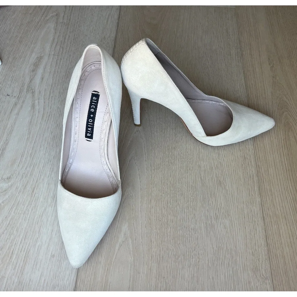 Alice + Olivia Nude Ivory Tan Dina Suede High Heels Size 9 Size 39.5 Closed Toe